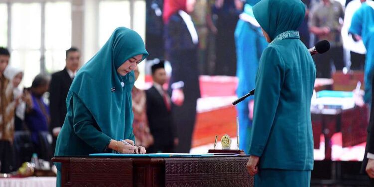 Pj Ketua TP PKK Tebing Tinggi Diminta Banyak Turun ke Lapangan 1 Pj Ketua TP PKK Sumut, Dessy Hassanudin, melantik Dara Muttaqien Hasrimi sebagai Pj Ketua TP PKK Tebing Tinggi.