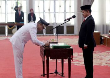 Pj Gubernur Sumut, Hassanudin, melantik Kepala Biro Administrasi Pimpinan Setdarov Sumut, Muttaqien Hasrimi, sebagai Pj Wali Kota Tebing Tinggi.