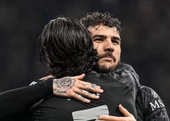 Pemain AC Milan, Theo Hernandez (menghadap kamera) merayakan gol ke gawang Napoli pada pertandingan Liga Serie A Italia, Minggu 11 Februari 2024.