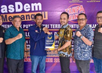 Pengembalian formulir pendaftaran Asri Ludin Tambunan, ke Kantor DPD NasDem Kabupaten Deli Serdang.