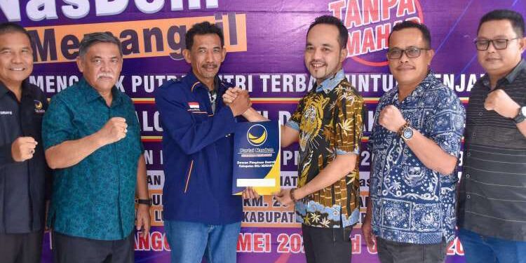 Asri Ludin Tambunan Kembalikan Formulir ke NasDem 1 Pengembalian formulir pendaftaran Asri Ludin Tambunan, ke Kantor DPD NasDem Kabupaten Deli Serdang.