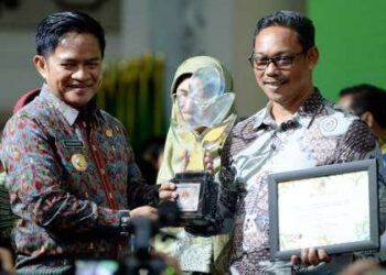 Penyerahan Pengahargaan Lingkungan Hidup 2023 oleh Pj Gubernur Sumut, Hassanudin, di Aula Raja Inal Siregar, Jalan Diponegoro, Medan, Jumat (3/5/2024).