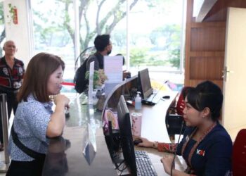 Penumpang sedang melakukan pembelian tiket di Stasiun Medan.