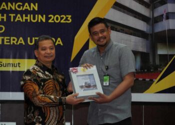 Wali Kota Medan, Bobby Nasution bersama Ketua DPRD Kota Medan, Hasyim menerima langsung LHP atas LKPD tahun 2023 yang diserahkan Kepala BPK RI Perwakilan Provinsi Sumut, Eydu Oktain Panjaitan, di Kantor BPK RI Provinsi Sumut.