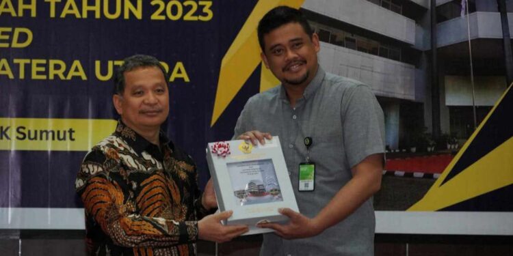 Wali Kota Medan, Bobby Nasution bersama Ketua DPRD Kota Medan, Hasyim menerima langsung LHP atas LKPD tahun 2023 yang diserahkan Kepala BPK RI Perwakilan Provinsi Sumut, Eydu Oktain Panjaitan, di Kantor BPK RI Provinsi Sumut.