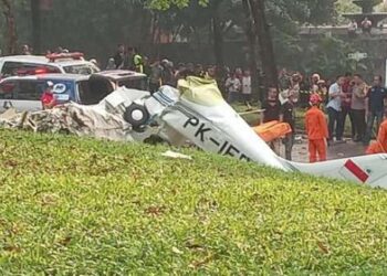 Pesawat latih PK-IFP jatuh di kawasan BSD, Serpong, Tangerang.