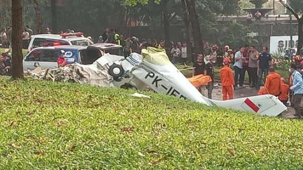 Pesawat Latih PK-IFP Jatuh di BSD Tangerang, Tiga Orang Tewas 1 Pesawat latih PK-IFP jatuh di kawasan BSD, Serpong, Tangerang.
