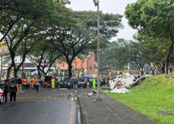 Pesawat latih PK-IFP jatuh di kawasan BSD, Serpong, Tangerang.