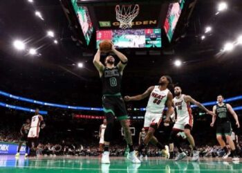 Boston Celtics melaju ke semifinal Wilayah Barat usai mengalahkan Miami Heat 4-1 dalam rangkaian pertandingan di babak playoff putaran pertama.