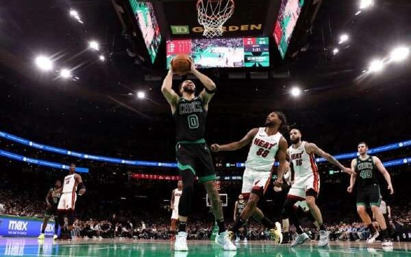 Boston Celtics melaju ke semifinal Wilayah Barat usai mengalahkan Miami Heat 4-1 dalam rangkaian pertandingan di babak playoff putaran pertama.