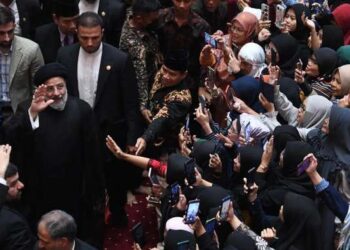 Presiden Iran, Ebrahim Raeisi (kiri) menyapa jamaah seusai menunaikan shalat zuhur di Masjid Istiqlal, Jakarta, Rabu (24/5/2023). Ia mengunjungi Masjid Istiqlal pada hari kedua kujungan kenegaraannya di Indonesia.
