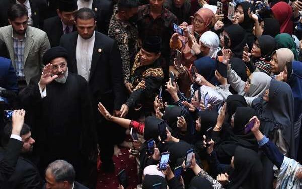 Kecelakaan Heli Presiden Iran Ebrahim Raisi Mulai Diselidiki 1 Presiden Iran, Ebrahim Raeisi (kiri) menyapa jamaah seusai menunaikan shalat zuhur di Masjid Istiqlal, Jakarta, Rabu (24/5/2023). Ia mengunjungi Masjid Istiqlal pada hari kedua kujungan kenegaraannya di Indonesia.