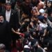 Kecelakaan Heli Presiden Iran Ebrahim Raisi Mulai Diselidiki 2 Presiden Iran, Ebrahim Raeisi (kiri) menyapa jamaah seusai menunaikan shalat zuhur di Masjid Istiqlal, Jakarta, Rabu (24/5/2023). Ia mengunjungi Masjid Istiqlal pada hari kedua kujungan kenegaraannya di Indonesia.