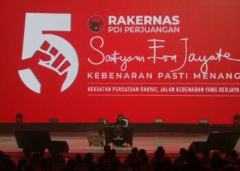 Ketua Umum PDI Perjuangan, Megawati Soekarnoputri, memimpin jalannya pengarahan internal terhadap kader pada hari kedua pelaksanaan Rapat Kerja Nasional (Rakernas) V PDI Perjuangan di Beach City International Stadium, Ancol, Jakarta, Sabtu (25/5/2024).