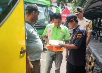 pengecekan bus umum dan bus pariwisata sebelum libur panjang Waisak.