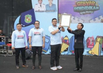 Wali Kota Medan, Bobby Nasution, menerima piagam penghargaan rekor MURI Dunia yang diserahkan oleh Direktur Operasional MURI, Yusuf Ngadri, pada puncak Gebyar Pendidikan Kota Medan 2024, di Lapangan Benteng Medan, Minggu (26/5/2024).