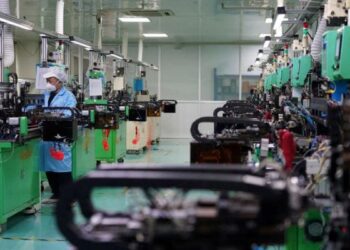 Seorang karyawan bekerja di sebuah pabrik peralatan komunikasi di Kota Leqing, Provinsi Zhejiang, China, pada 27 Mei 2024.