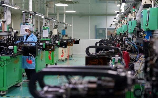 KTT Bisnis China-Jepang-Korsel Janjikan Upaya Dongkrak Kolaborasi 1 Seorang karyawan bekerja di sebuah pabrik peralatan komunikasi di Kota Leqing, Provinsi Zhejiang, China, pada 27 Mei 2024.