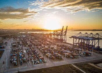 Pemandangan pada salah satu pelabuhan logistik di China.