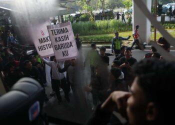 Suporter tim U-23 Indonesia menyambut kedatangan pemain dengan meneriakkan yel-yel dan semangat.