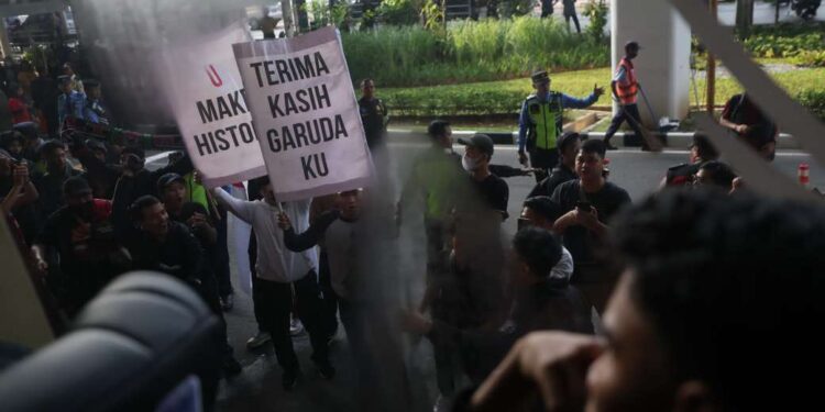 Tim U-23 Indonesia Tiba, Suporter Teriakkan Yel-yel dan Semangat 1 Suporter tim U-23 Indonesia menyambut kedatangan pemain dengan meneriakkan yel-yel dan semangat.