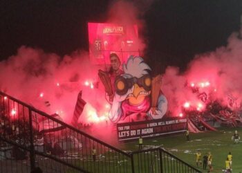 Suporter Bali United Menyalakan Flare saat bertanding di Stadion I Wayan Dipta.