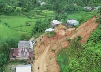 Sejumlah rumah warga dan akses jalan terdampak tanah longsor di Kabupaten Mamasa, Sulawesi Barat.