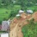 Tertimbun Tanah Longsor, Akses Jalan Nasional Mamasa-Mamuju Putus 2 Sejumlah rumah warga dan akses jalan terdampak tanah longsor di Kabupaten Mamasa, Sulawesi Barat.