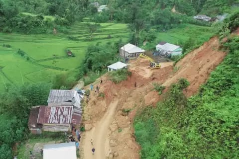 Tertimbun Tanah Longsor, Akses Jalan Nasional Mamasa-Mamuju Putus 1 Sejumlah rumah warga dan akses jalan terdampak tanah longsor di Kabupaten Mamasa, Sulawesi Barat.