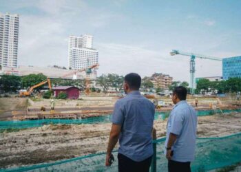 Pj Sekda Kota Medan, Topan Ginting meninjau progres pembangunan Lapangan Merdeka.
