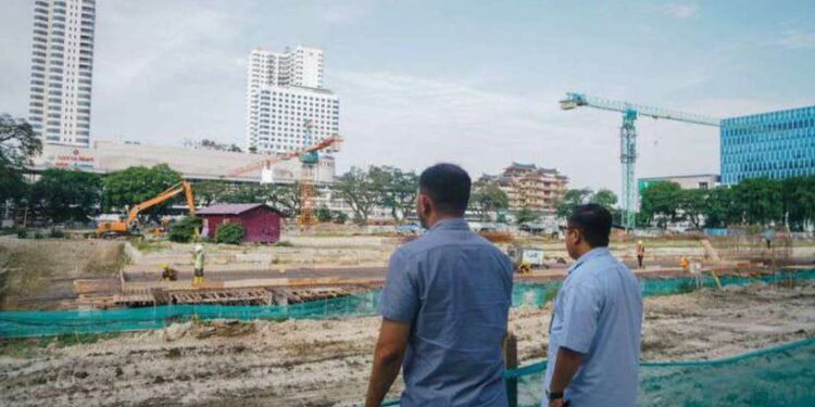 Pj Sekda Kota Medan, Topan Ginting meninjau progres pembangunan Lapangan Merdeka.