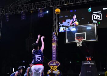 Sejumlah pebasket muda bertanding dalam turnamen Mandiri 3X3 Indonesia Regional Sumatera yang diselenggarakan di Kota Medan, Sumatera Utara, Rabu (1/5/2024).