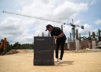 Petugas bersiap memasang perangkat Starlink Flat High Performance Kit di sejumlah titik di IKN, Penajam Paser Utara, Provinsi Kalimantan Timur.
