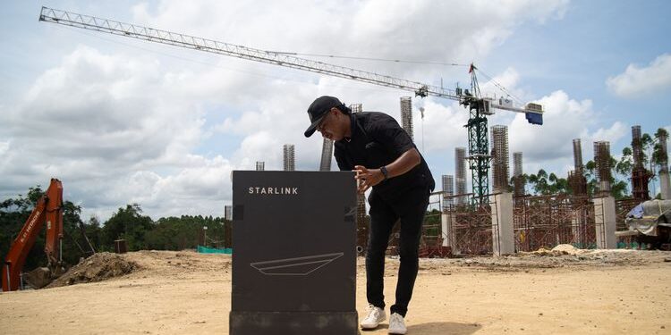 Beberapa Titik di IKN Jadi Tempat Uji Coba Teknologi Internet Starlink 1 Petugas bersiap memasang perangkat Starlink Flat High Performance Kit di sejumlah titik di IKN, Penajam Paser Utara, Provinsi Kalimantan Timur.