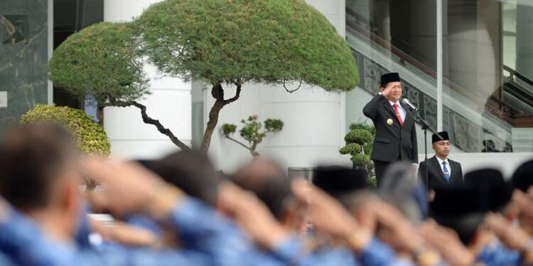 Harkitnas 2024, Pj Gubsu Dorong ASN Siap Sambut Indonesia Emas 1 Upacara peringatan Hari Kebangkitan Nasional 2024 di Kantor Gubernur, Jalan Diponegoro, Medan, Senin (20/5/2024).