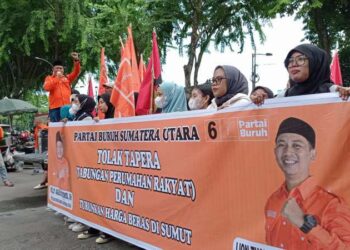 Partai Buruh Sumut menggelar aksi unjuk rasa di depan Kantor DPRD Sumut, Jalan Imam Bonjol, Medan, Selasa (12/6/2024).
