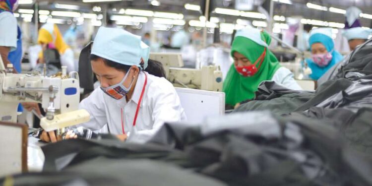 Pengembangan Industri Elektronik dan Microchip Jangan Korbankan TPT 1 Aktivitas di sebuah pabrik tekstil.