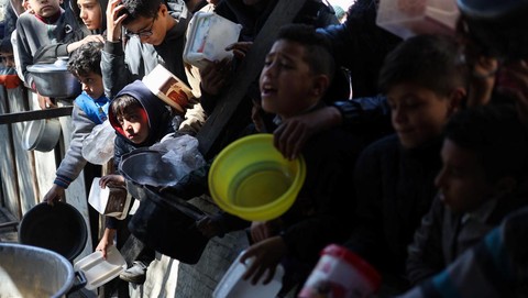 WFP: Dua Juta Warga Palestina di Gaza Tanpa Sumber Pendapatan 1 Orang-orang menunggu untuk menerima bantuan makanan di kota Rafah di Jalur Gaza selatan.