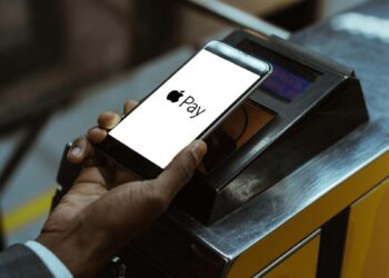 Ilustrasi Apple Pay digunakan untuk membayar transportasi umum.