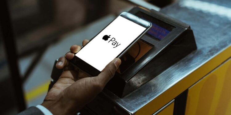 Layanan Apple Pay Later Dihentikan 1 Ilustrasi Apple Pay digunakan untuk membayar transportasi umum.
