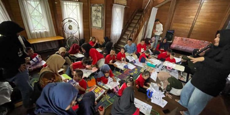 KSI-PMN 2024 USU Berikan Edukreatif bagi Anak Down Syndrome 1 Program edukreatif bagi penyandang disabilitas down syndrone yang digelar oleh Rumah Difabel Sharaswaty.