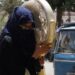 Gelombang Panas Ekstrem Landa Pakistan, Suhu Tembus 52 Derajat Celsius 2 Seorang perempuan Pakistan membawa kipasnya menuju tempat reparasi di Karachi.