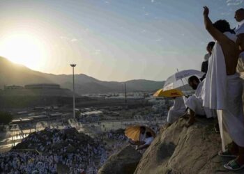 Umat Islam memadati Jabal Rahmah menjelang wukuf di Arafah, Makkah, Arab Saudi.