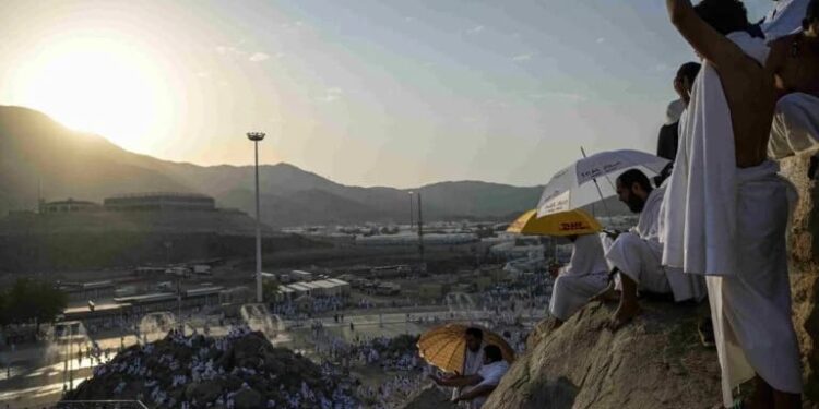 Lebih dari 1,8 Juta Orang Mulai Laksanakan Ibadah Haji 1 Umat Islam memadati Jabal Rahmah menjelang wukuf di Arafah, Makkah, Arab Saudi.