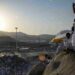 Lebih dari 1,8 Juta Orang Mulai Laksanakan Ibadah Haji 2 Umat Islam memadati Jabal Rahmah menjelang wukuf di Arafah, Makkah, Arab Saudi.