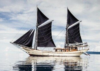 Ilustrasi Kapal Pinisi Silolona untuk liburan mewah di Labuan Bajo.