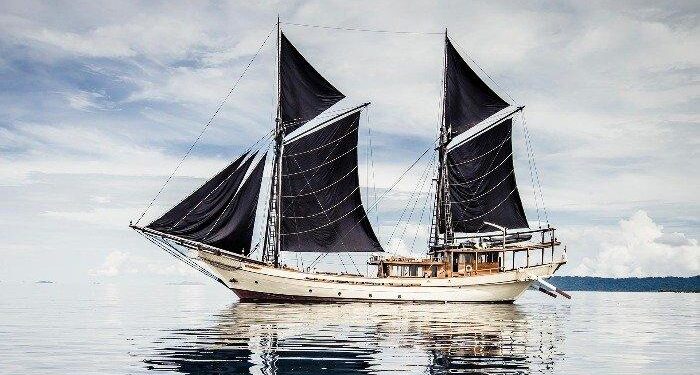 Ilustrasi Kapal Pinisi Silolona untuk liburan mewah di Labuan Bajo.