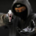 Geng Kriminal Culik 100 Orang di Negara Bagian Barat Laut Nigeria 2 Ilustrasi bandit mengarahkan senapan ke sasaran di depan.