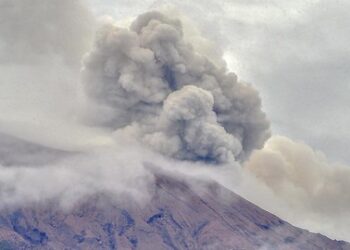 Ilustrasi erupsi gunung api di Indonesia.