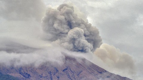 Antisipasi Naik Level, Penanganan Warga Terdampak Erupsi Lewotobi Disiapkan 1 Ilustrasi erupsi gunung api di Indonesia.